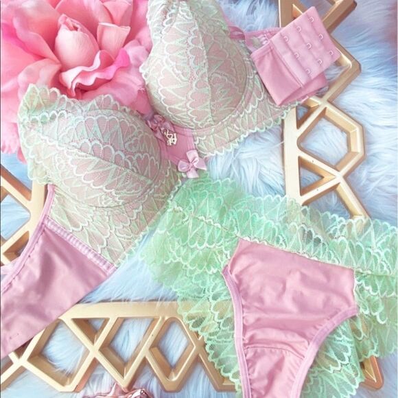 NWT Pretty Iconic Lingerie Set - Picture 1 of 5